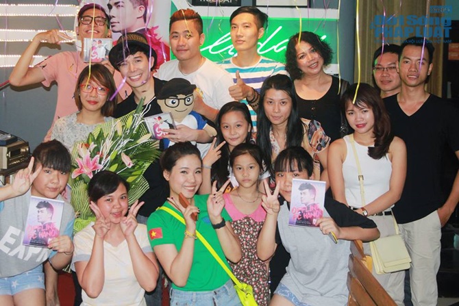 Nathan Lee sửng sốt vì fan tặng quà ''độc''