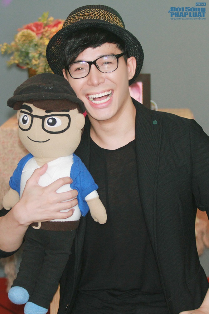 Nathan Lee sửng sốt vì fan tặng quà ''độc''