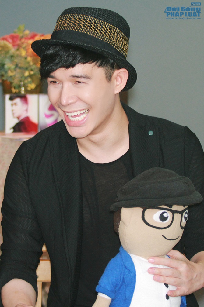 Nathan Lee sửng sốt vì fan tặng quà ''độc''