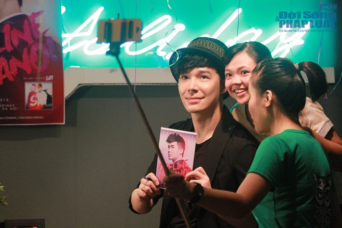 Nathan Lee sửng sốt vì fan tặng quà ''độc''