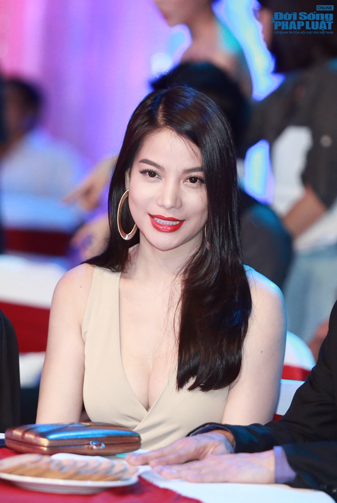 Trương Ngọc Ánh lộng lẫy tới trao giải VTV 