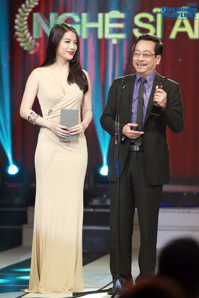 Trương Ngọc Ánh lộng lẫy tới trao giải VTV 