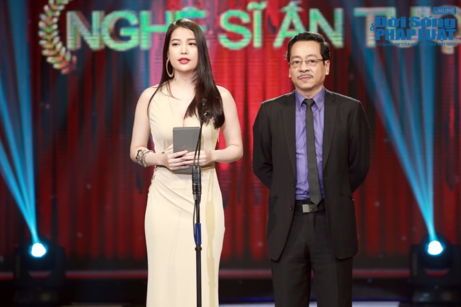 Trương Ngọc Ánh lộng lẫy tới trao giải VTV 