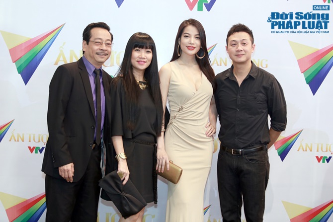 Trương Ngọc Ánh lộng lẫy tới trao giải VTV 