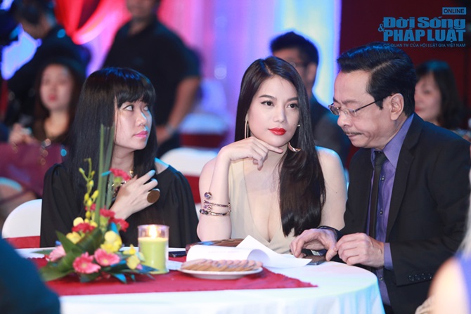 Trương Ngọc Ánh lộng lẫy tới trao giải VTV 