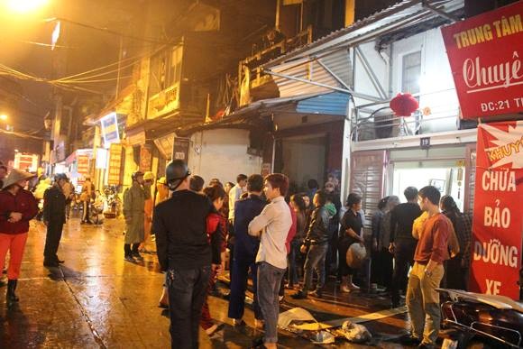 Cháy nhà trọ, tắc nghẽn lối lên cầu Chương Dương