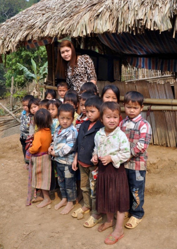 Bộ trưởng Đinh La Thăng nhắn tin cho cô giáo qua suối bằng túi ny Bộ trưởng Đinh La Thăng nhắn tin cho cô giáo qua suối bằng túi ny