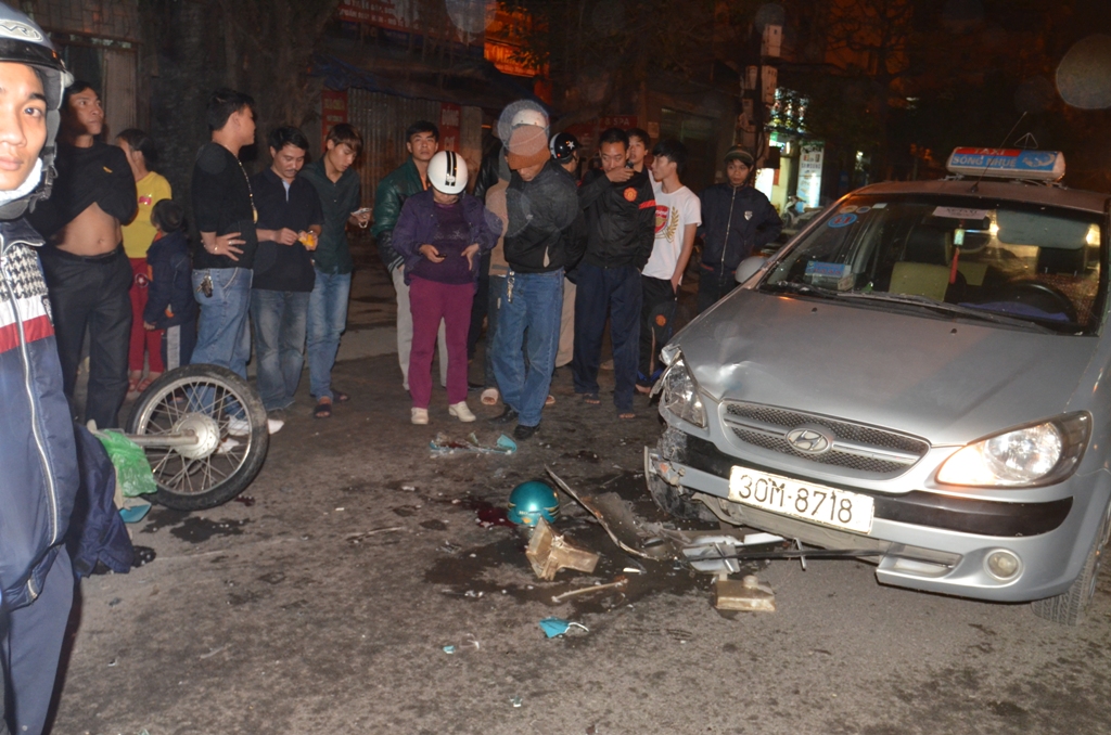 Xe máy đấu đầu taxi, 1 người bị thương nặng