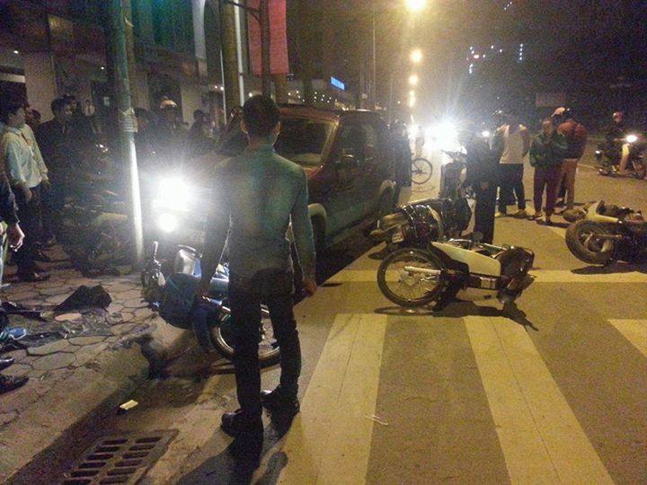 Chờ đèn đỏ, ô tô tông nát 9 xe máy