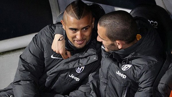 Arturo Vidal mâu thuẫn với thầy, M.U rộng cửa có 