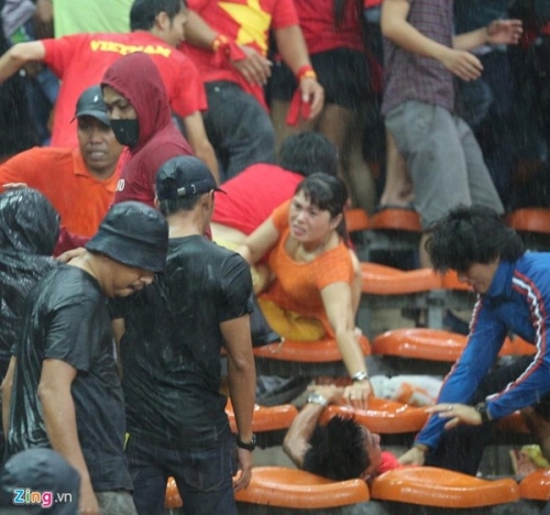 CĐV Việt Nam bị fan cuồng Malaysia đánh chảy máu đầu