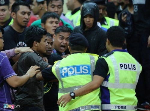 CĐV Việt Nam bị fan cuồng Malaysia đánh chảy máu đầu