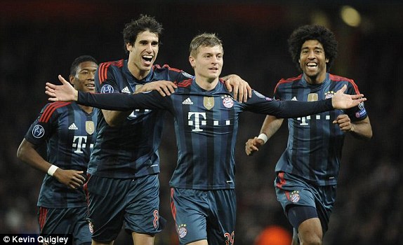 Ozil sut hỏng 11m, Arsenal gục ngã trước Bayern