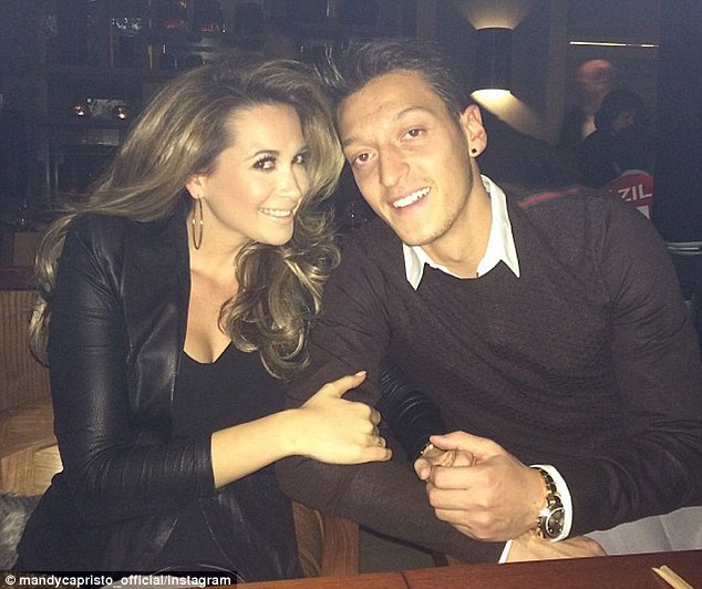 Oezil sắp mất bồ đẹp vào tay tình địch