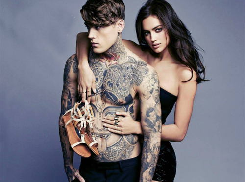 Mặc kệ Ronaldo, Irina Shayk vô tư ôm ấp trai lạ