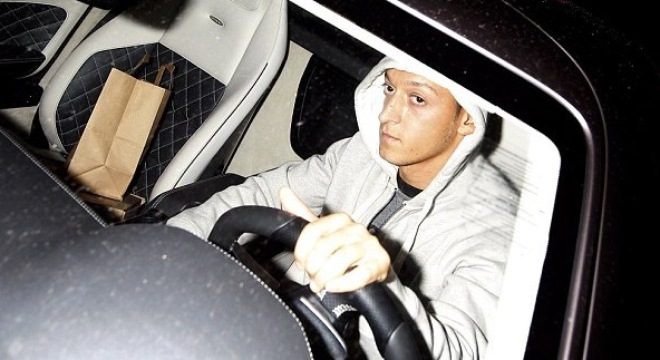 Gây tai nạn xe hơi, Mesut Ozil bị cảnh sát tóm cổ