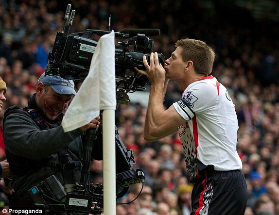 Gerrard lập cú đúp, Liverpool “chôn vùi” M.U tại Nhà hát