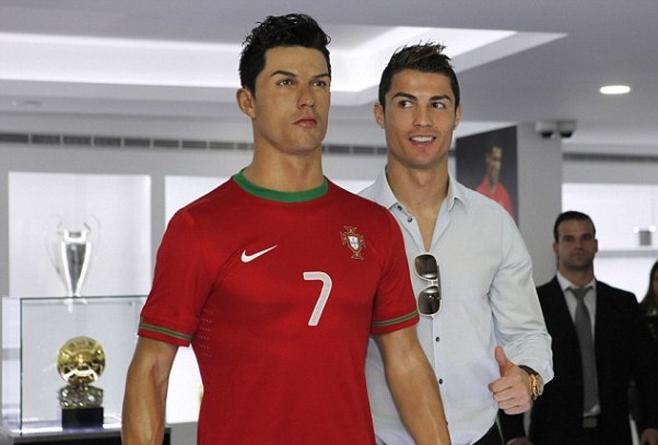 Siêu giàu, Ronaldo vẫn sang Việt Nam bán đồ lưu niệm