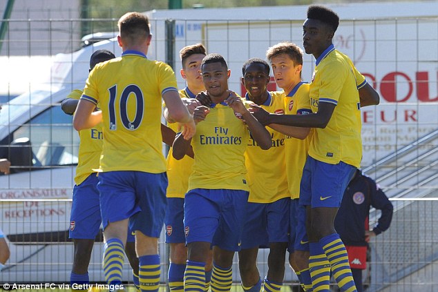 Arsenal tiếp U19 Việt Nam bằng sao Premier Leaguea