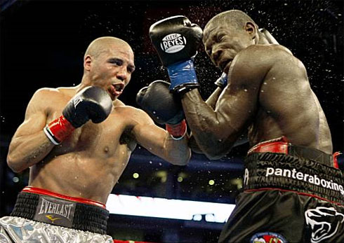 Võ sỹ no đòn vì tung chưởng hụt về phía đối thủ