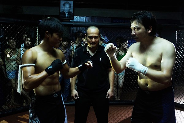 Giáo sư Xoay hạ gục võ sỹ Muay Thái trên sàn đấu?