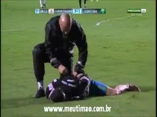 Cụt một chân, fan cuồng vẫn lao vào sân tẩn cầu thủ