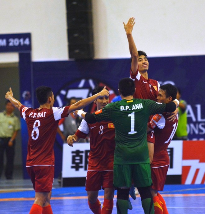 Nhân viên bán cà phê, lột xác thành ngôi sao tuyển Việt Nam