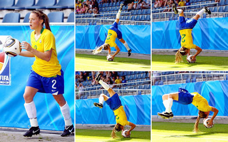 Nữ cầu thủ xinh đẹp lộn nhào ném biên điêu luyện