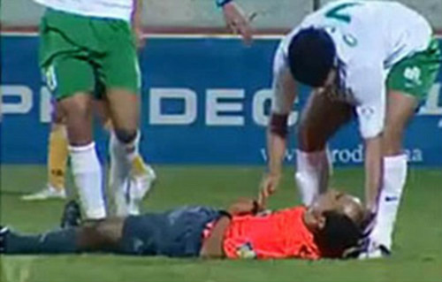 Cả đội bóng bị sét đánh chết, trọng tài vác súng bắn chết cầu thủ