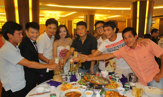 Văn Quyến tình tứ khóa môi cô dâu trong Lễ cưới