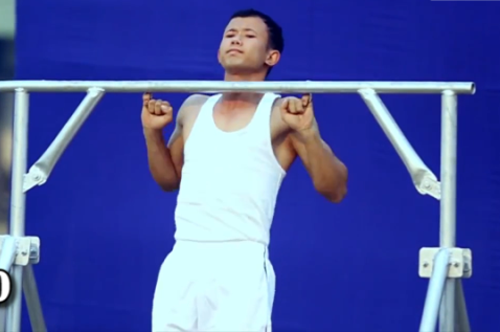 Choáng lập kỷ lục thế giới lên xà đơn băng 2 ngón út