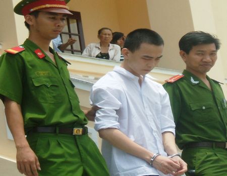 Yêu cầu đền 40 triệu để làm lại “đời” con gái cho bé 11 tuổi