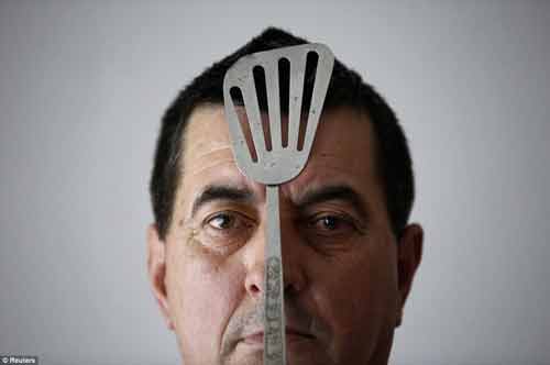 Người đàn ông kỳ lạ có thể dính bất cứ vật gì lên mặt và cơ thể