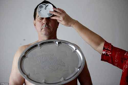 Người đàn ông kỳ lạ có thể dính bất cứ vật gì lên mặt và cơ thể