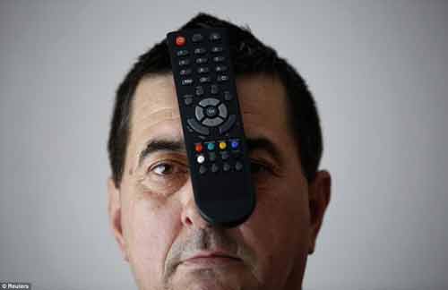 Người đàn ông kỳ lạ có thể dính bất cứ vật gì lên mặt và cơ thể