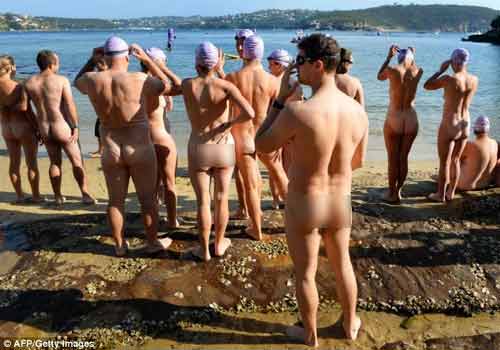 Hàng trăm người ở Australia khỏa thân tắm biển để xác lập kỷ lục Hàng trăm người ở Australia khỏa thân tắm biển để xác lập kỷ lục