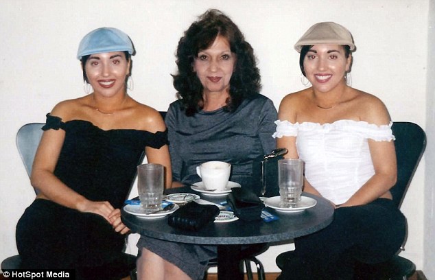 Chị em sinh đôi mặc chung quần áo, cùng chung bạn trai Chị em sinh đôi mặc chung quần áo, cùng chung bạn trai