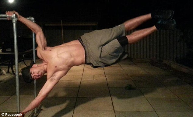 Chị em sinh đôi mặc chung quần áo, cùng chung bạn trai Chị em sinh đôi mặc chung quần áo, cùng chung bạn trai