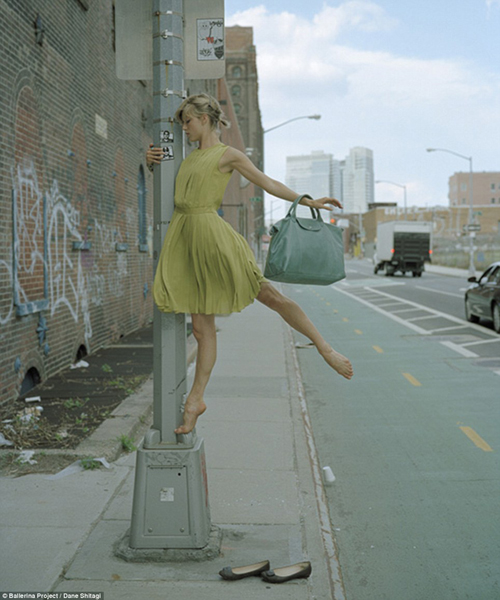 Bộ ảnh ấn tượng: Múa ballet ở khắp mọi nơi trên đường phố Bộ ảnh ấn tượng: Múa ballet ở khắp mọi nơi trên đường phố