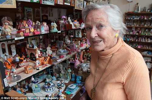 Bà cụ 85 tuổi sưu tầm cả một nhà búp bê
