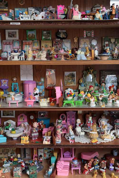 Bà cụ 85 tuổi sưu tầm cả một nhà búp bê