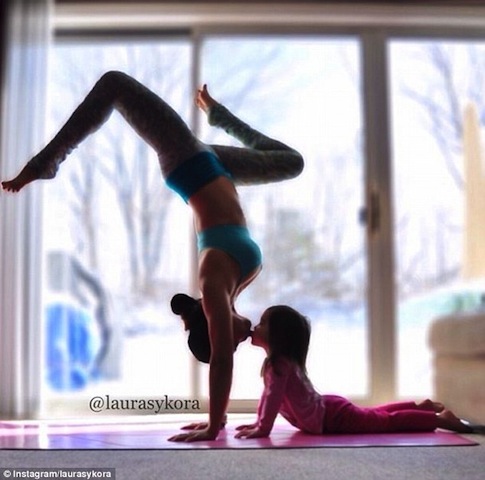 Bộ ảnh gây sốt – Hai mẹ con cùng tập yoga (ĐS)