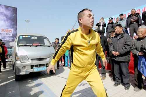 Kinh ngạc người đàn ông kéo ô tô bằng lỗ mũi