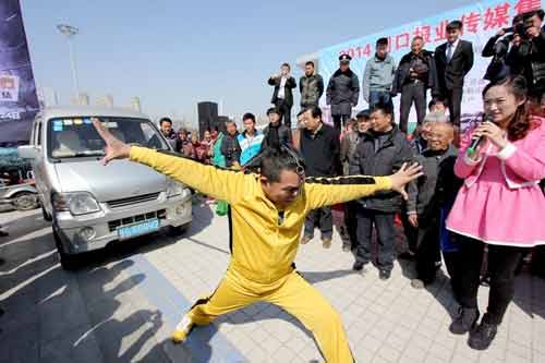 Kinh ngạc người đàn ông kéo ô tô bằng lỗ mũi