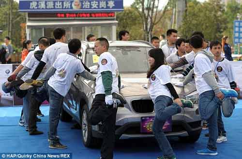 Cuộc thi đứng trên một chân lâu nhất để giành chiếc siêu xe