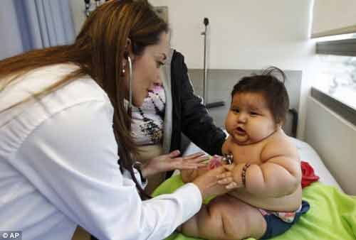 Em bé 8 tháng tuổi siêu béo nặng hơn 20kg