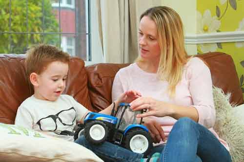 “Phép màu” giúp cậu bé khuyết nửa não giao tiếp và đi lại được “Phép màu” giúp cậu bé khuyết nửa não giao tiếp và đi lại được