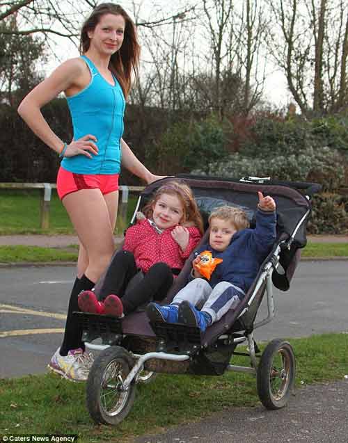 Bà mẹ thon thả nhờ chạy bộ 12 km mỗi ngày cùng hai con nhỏ 