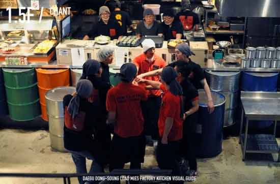 Nhà hàng thu hút đông khách nữ nhờ phục vụ đẹp trai