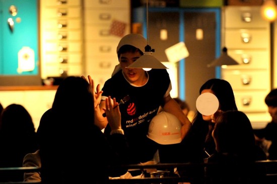 Nhà hàng thu hút đông khách nữ nhờ phục vụ đẹp trai